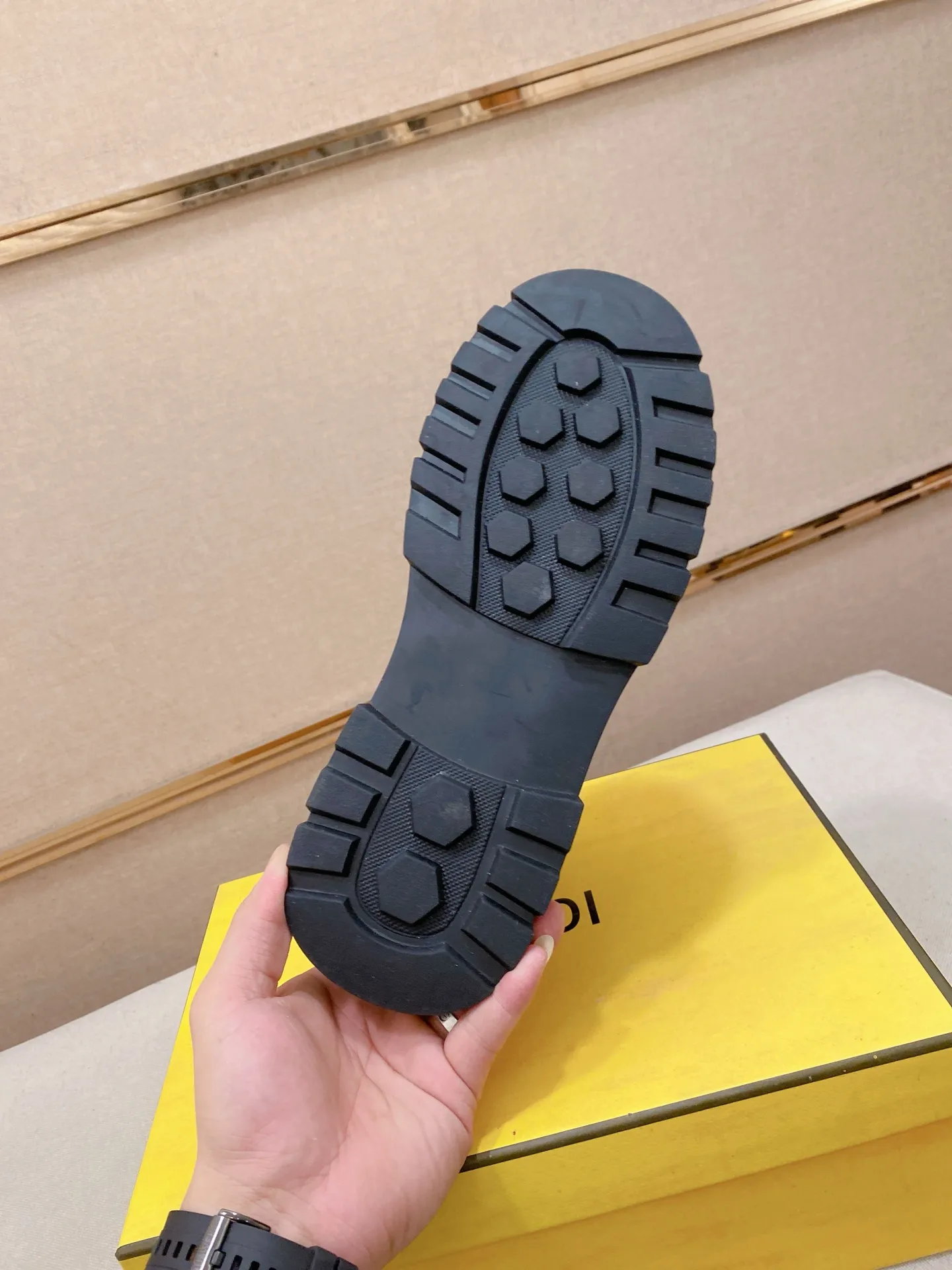 Factory price 442💰 (fendi) New high-top 👊🏻 upper 🇮🇹 imported cowhide fabric 🇩🇪 imported breathable mesh lining. The original outsole is molded to highlight the identity of every man, and the upper foot is elegant and stable🚶🏻🚶🏻The high-end custom counters reproduce the original version📯No matter the wind or rain, the shoe last remains unchanged and can withstand the verification of time🔍️,🔵 Size: 38-44